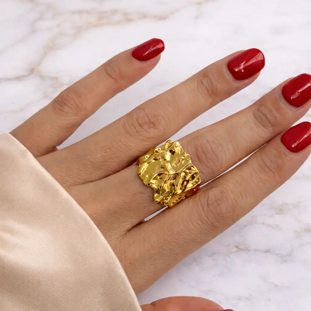 Bague Sculptée Dorée en Acier Inoxydable – Image 2